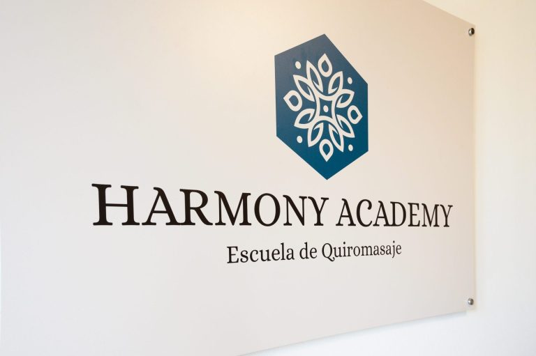 Cartel de Harmony Academy, Escuela de Quiromasaje, en el aula de Málaga