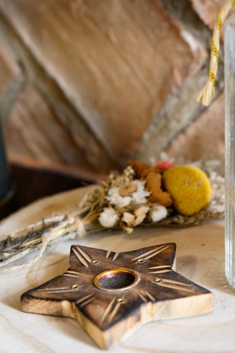 Detalle decorativo: estrella de madera y flores secas
