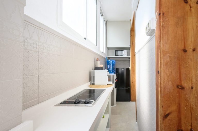 Office para los alumnos con cocina, nevera y microondas