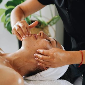 Masaje facial a mujer