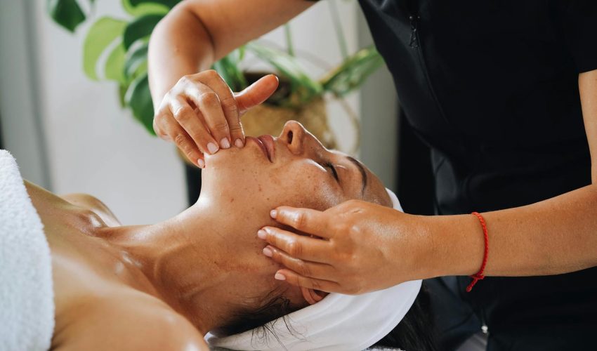 Masaje facial a mujer