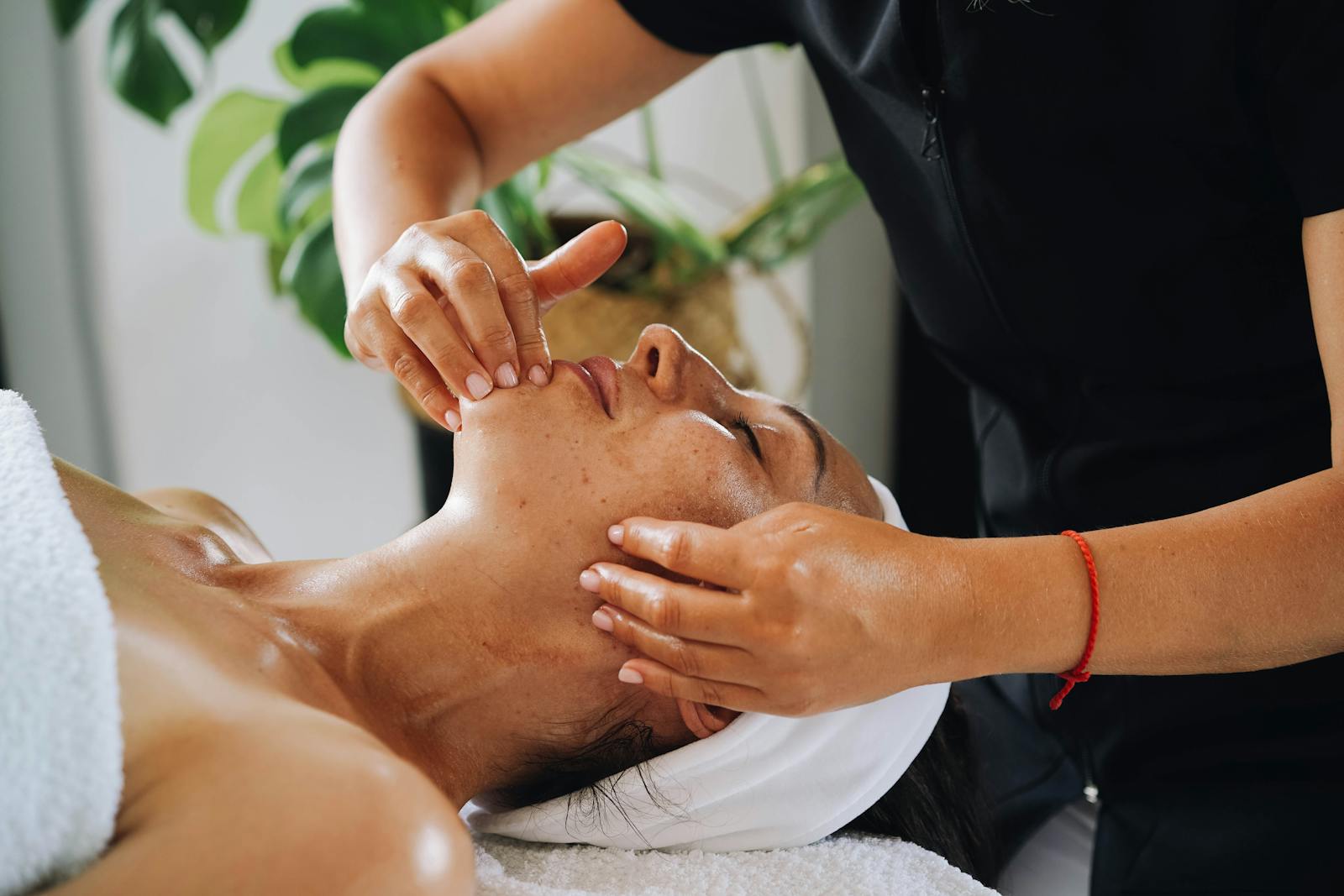 Masaje facial a mujer